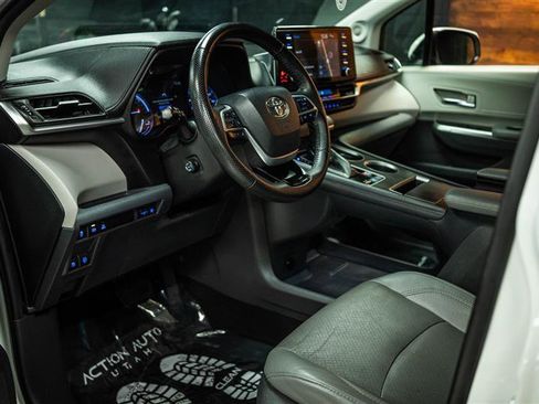 Used 2021 Toyota Sienna Limited image 9