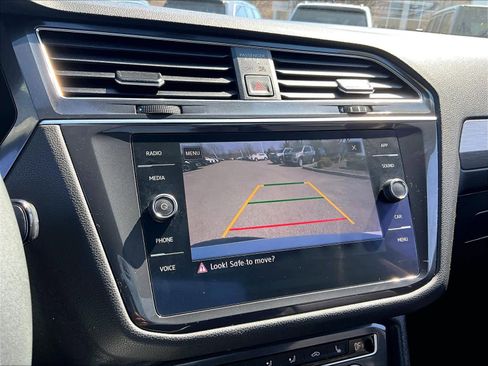 Used 2020 Volkswagen Tiguan SE image 19