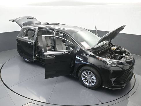 Used 2025 Toyota Sienna XLE w/ XLE Plus Package FWD image 74