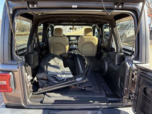 Used 2019 Jeep Wrangler Unlimited Sahara image 7