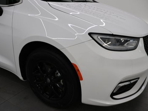 Used 2024 Chrysler Pacifica Touring-L FWD image 23