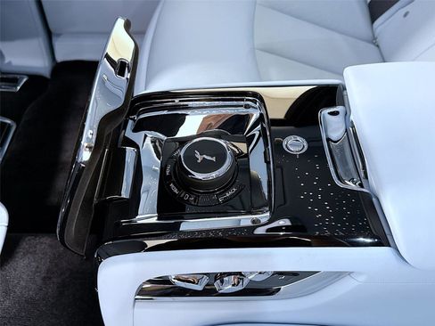 Used 2024 Rolls-Royce Phantom Sedan image 29