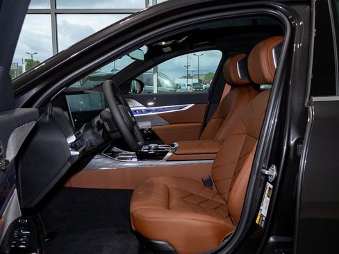 Used 2025 BMW i7 eDrive50 w/ Premium Package image 19