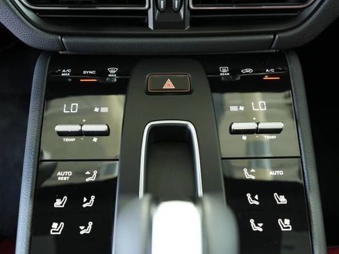 Certified 2025 Porsche Macan AWD/4WD image 21