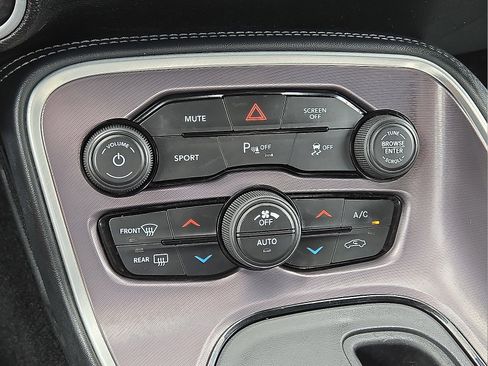 Used 2021 Dodge Challenger SXT w/ Driver Convenience Group RWD image 22