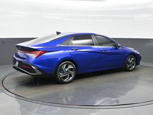 Certified 2025 Hyundai Elantra Limited FWD image 6