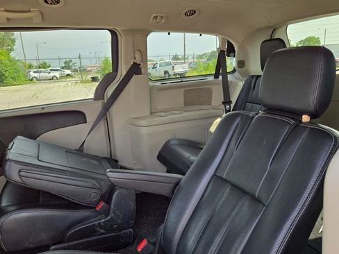 Used 2014 Chrysler Town & Country Touring FWD image 14