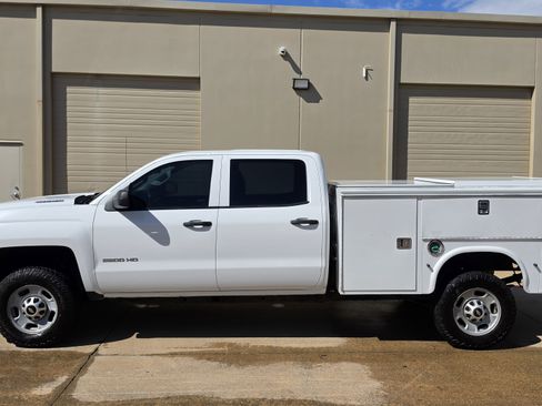 Used 2015 Chevrolet Silverado 2500 W/T AWD/4WD image 2