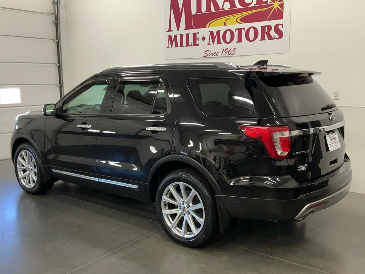 Used 2017 Ford Explorer Limited w/ Equipment Group 303A AWD/4WD image 4