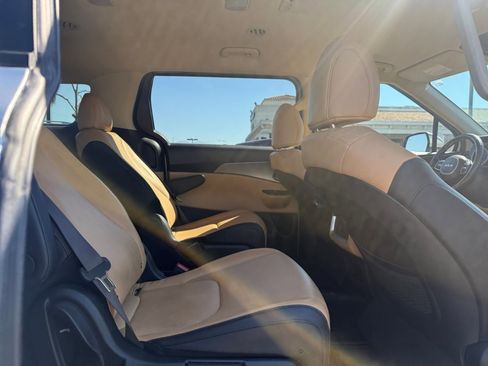 Used 2023 Kia Carnival LX image 16