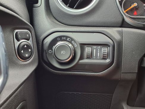 Used 2022 Jeep Wrangler Unlimited Sahara w/ LED Lighting Group AWD/4WD image 16