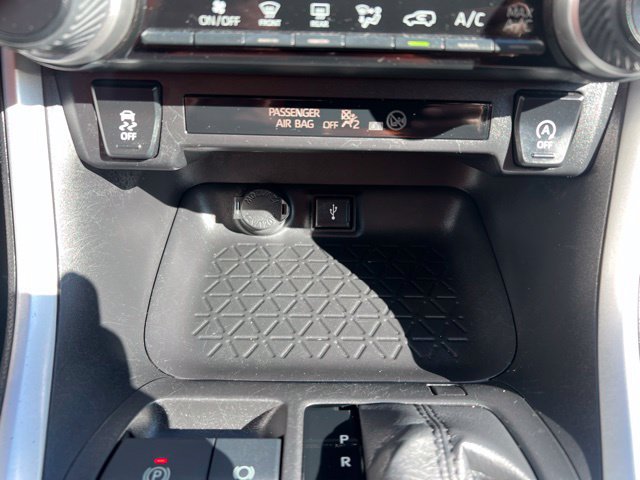 Used 2021 Toyota RAV4 LE AWD/4WD image 18