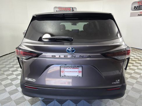 Used 2024 Toyota Sienna LE image 4