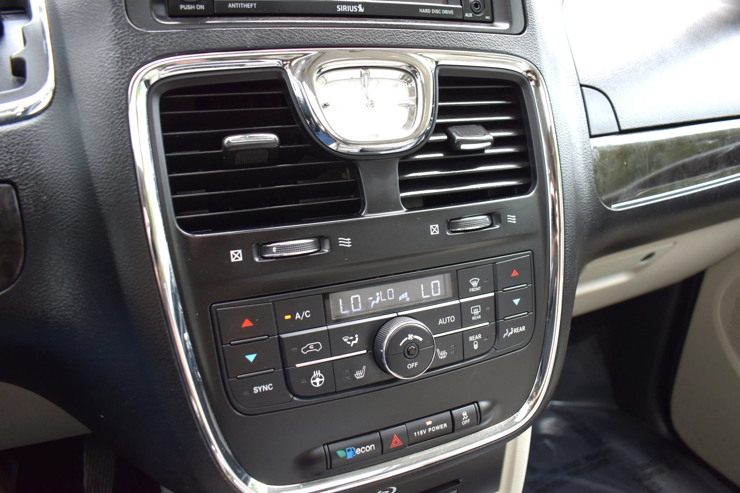 Used 2014 Chrysler Town & Country Limited w/ Luxury Group FWD image 26