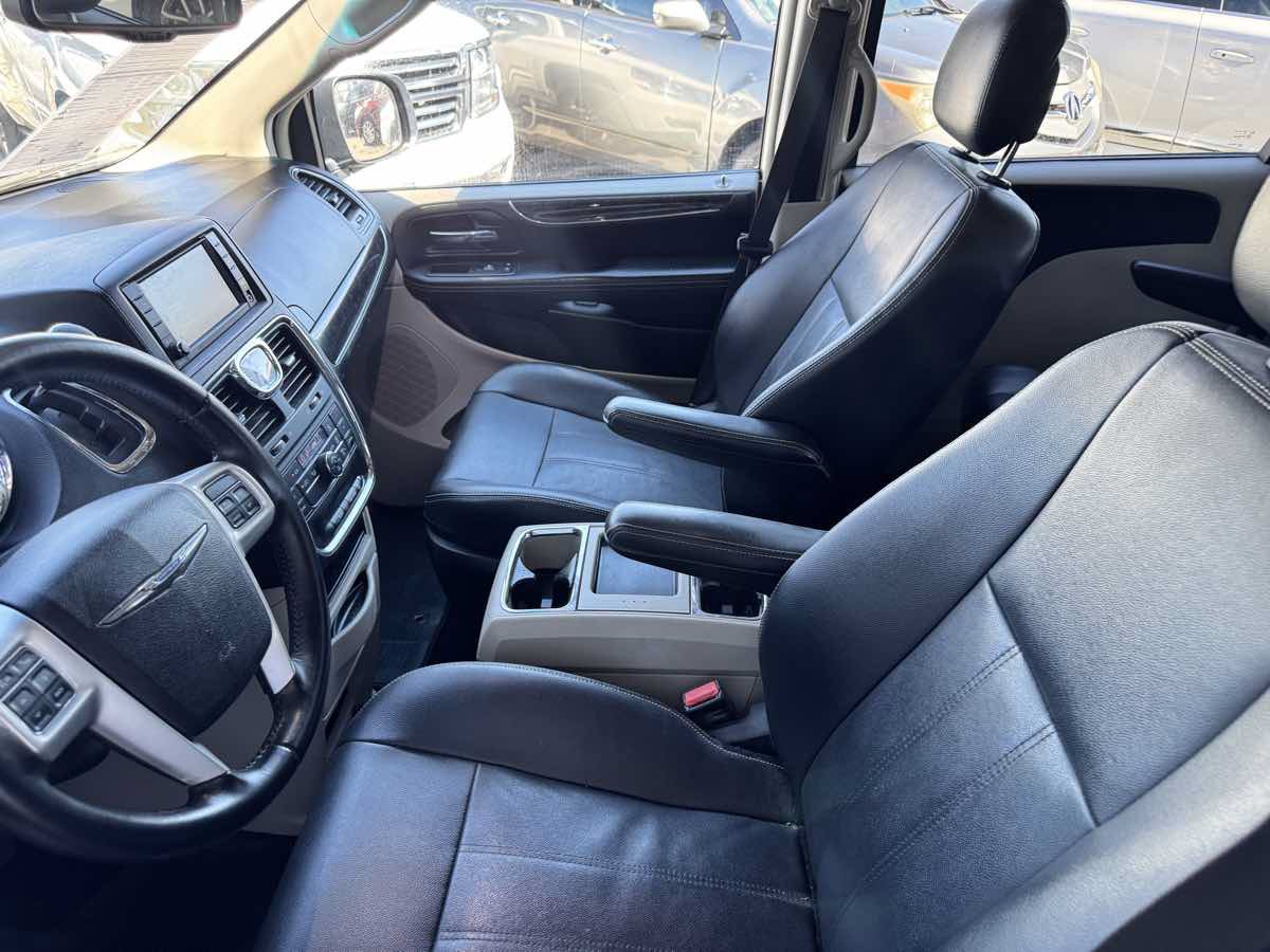 Used 2016 Chrysler Town & Country Touring FWD image 37