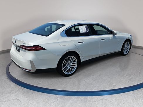 Used 2024 BMW 530i xDrive w/ Premium Package AWD/4WD image 5