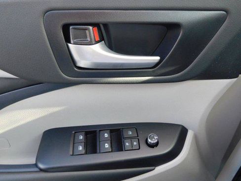 Certified 2019 Toyota Highlander XLE FWD image 8