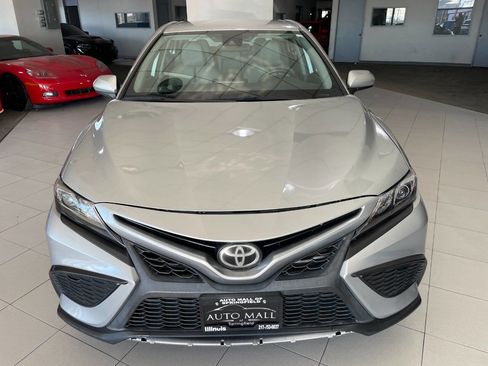 Used 2021 Toyota Camry SE image 2