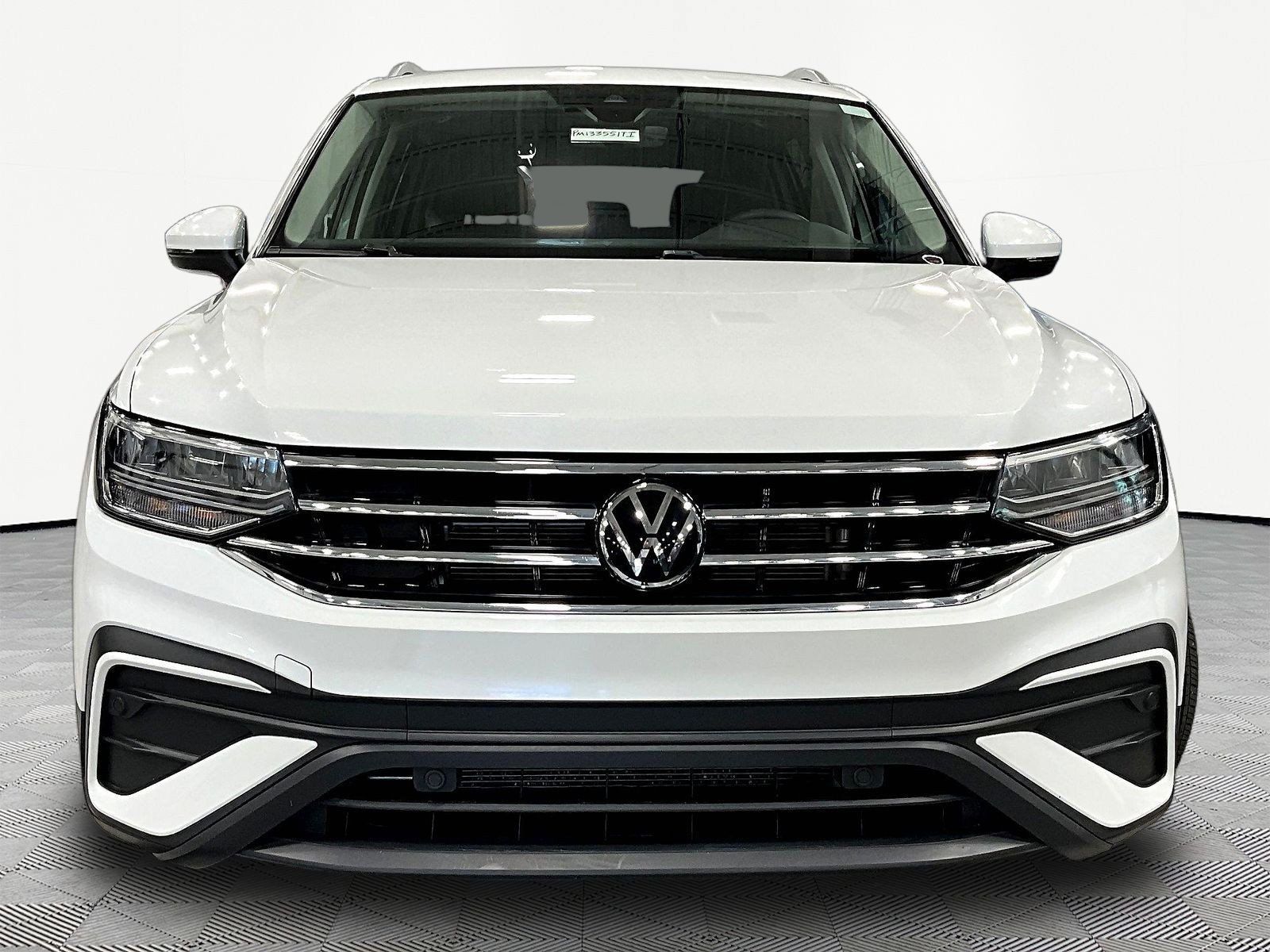 Used 2023 Volkswagen Tiguan SE w/ Panoramic Sunroof Package AWD/4WD image 2