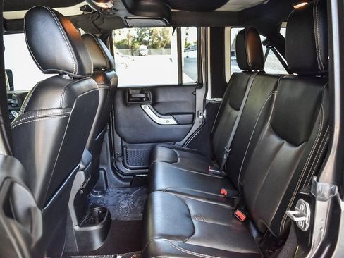 Used 2018 Jeep Wrangler Unlimited Rubicon w/ Connectivity Group image 17