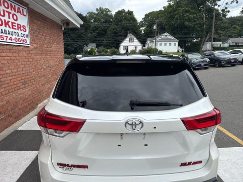 Used 2018 Toyota Highlander XLE AWD/4WD image 9