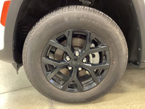 Used 2024 Jeep Grand Cherokee Altitude image 10