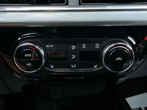 Used 2025 Chevrolet Trax LT w/ LT Convenience Package image 25