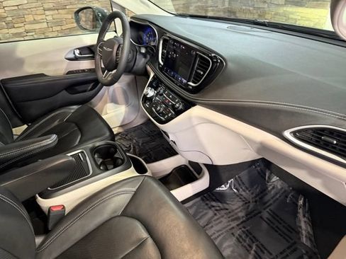 Used 2022 Chrysler Pacifica Touring-L AWD/4WD image 3