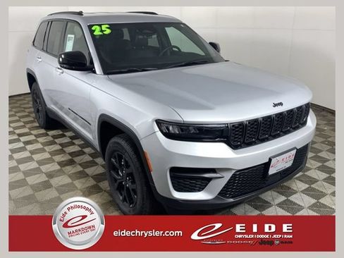 Used 2025 Jeep Grand Cherokee Altitude AWD/4WD image 1