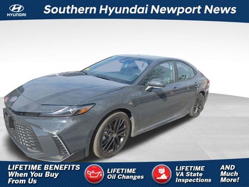 Used 2025 Toyota Camry SE w/ Convenience Package image 1