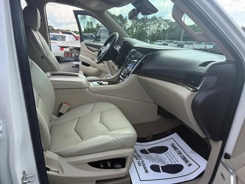Used 2020 Cadillac Escalade Premium Luxury AWD/4WD image 21