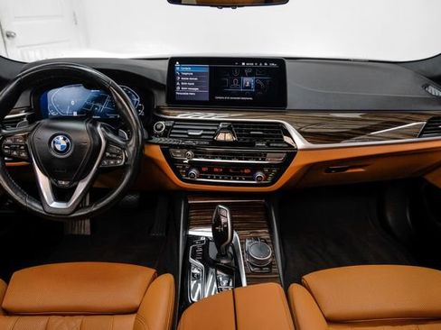 Used 2022 BMW 530e w/ Premium Package image 11