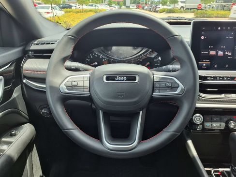 Used 2025 Jeep Compass Trailhawk AWD/4WD image 21