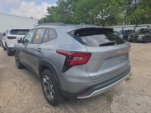 Used 2025 Chevrolet Trax LT w/ LT Convenience Package FWD image 8