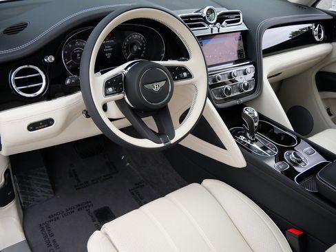 New 2025 Bentley Bentayga image 2