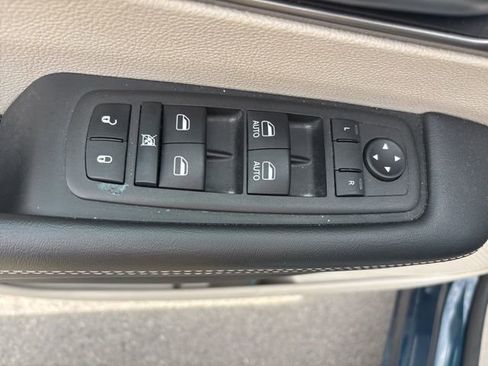 Used 2023 Chrysler Pacifica Touring-L image 23