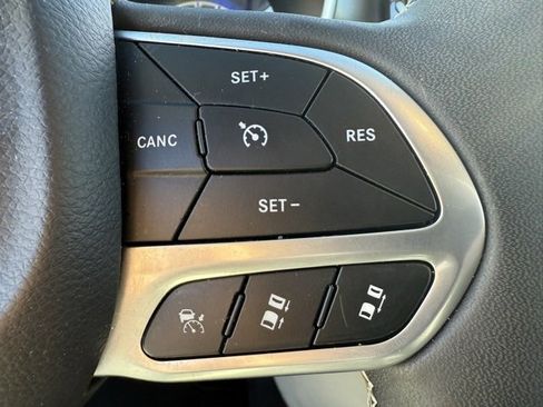 Certified 2024 Chrysler Pacifica Touring-L image 17