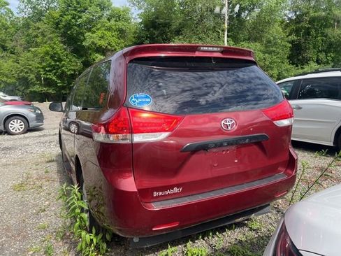 Used 2011 Toyota Sienna w/ Towing Pkg FWD image 10