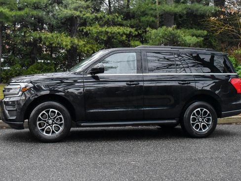 Used 2024 Ford Expedition XLT image 3