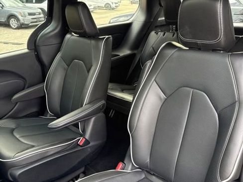 Used 2022 Chrysler Pacifica Limited w/ S Appearance Package image 18