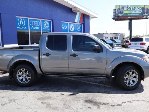 Used 2020 Nissan Frontier SV RWD image 2