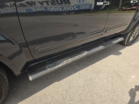 Used 2014 Nissan Frontier SL RWD image 11