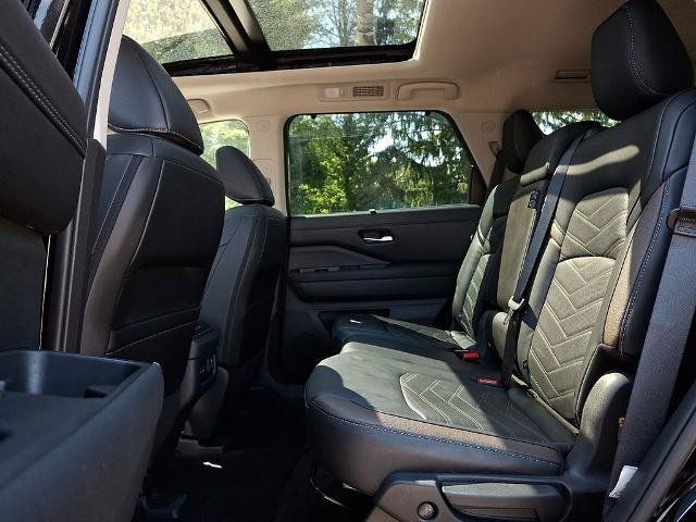 Certified 2025 Nissan Pathfinder Platinum w/ Cargo Package AWD/4WD image 11