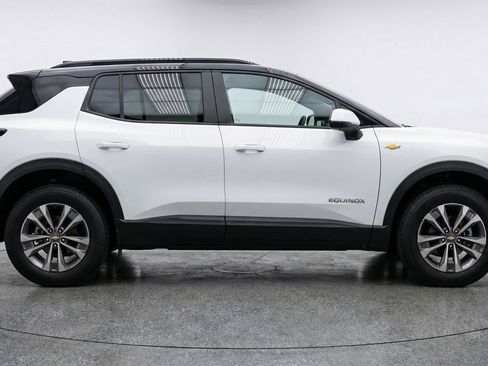 Used 2025 Chevrolet Equinox LT FWD image 11