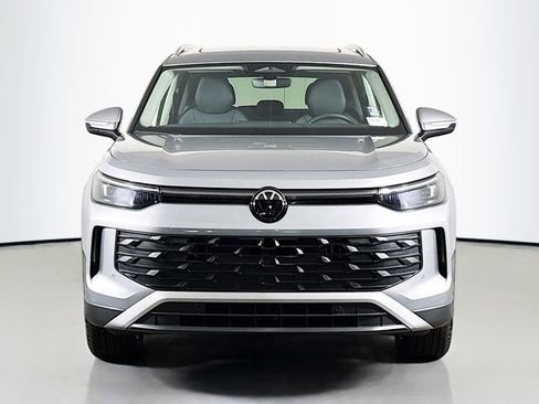 New 2025 Volkswagen Tiguan SE image 2