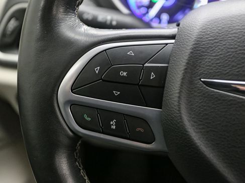 Used 2021 Chrysler Pacifica Touring-L image 36