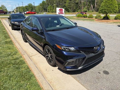Used 2022 Toyota Camry SE w/ Audio Upgrade Package image 3
