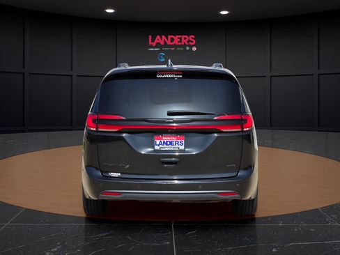 Used 2021 Chrysler Pacifica Touring w/ Cold Weather Group AWD/4WD image 3