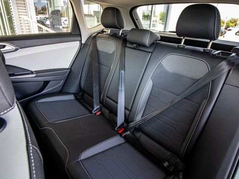 Certified 2025 Volkswagen Taos SE w/ Panoramic Sunroof Package FWD image 26