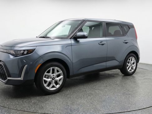 Used 2025 Kia Soul LX w/ LX Technology Package FWD image 3